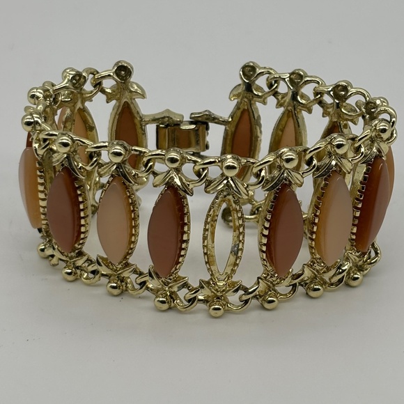 Vintage Lucite Peach & Tan Hanging Elements Gold-Tone Necklace Matching Bracelet - Picture 7 of 11